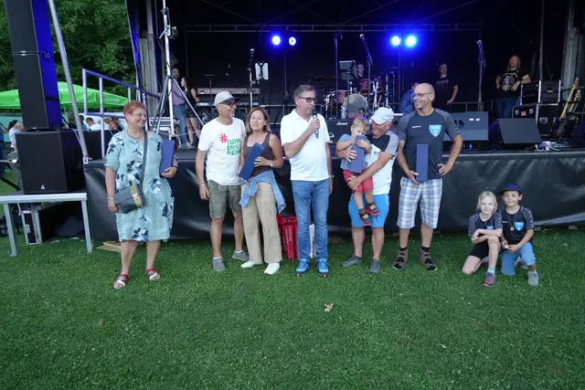 Ehrung durch BGM Christian Deleja-Hotko für den Einsatz am Familiensporttag in Enns | Foto: © Turnverein Enns - Claudia Aichhorn