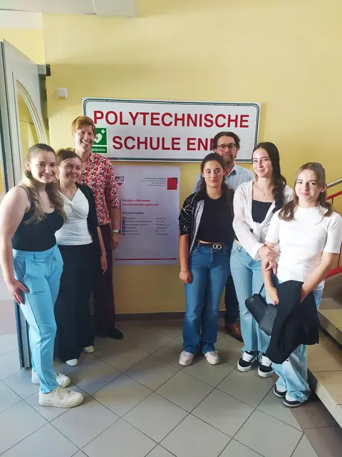Schüler:innen und die Projektbeteiligten freuen sich über die erfolgreiche Premiere des FAP im Ennser Polytechnikum. | Foto: PTS Enns