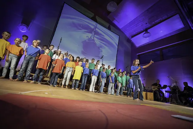 Für stimmungsvolle Beleuchtung, klaren Ton und echtes Theaterfeeling sorgte ein erfahrenes Team aus Lehrerinnen und lokalen Profis.  | Foto: Christoph Huber