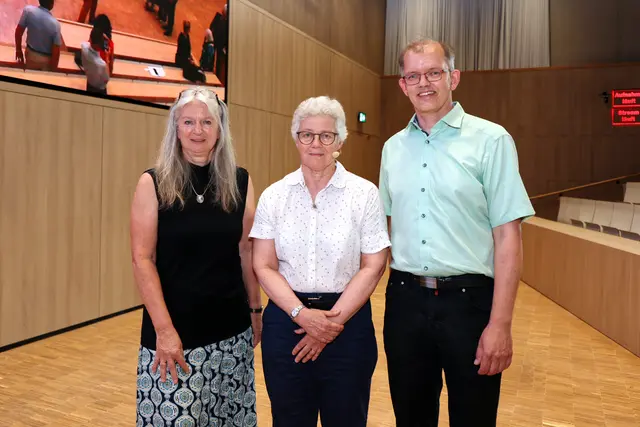Monika Ritsch-Marte von der Medizinischen Universität und Roland Wester von der Universität Innsbruck konnten Physik-Nobelpreisträgerin Anne L’Huillier in Innsbruck begrüßen.  | Foto: Universität Innsbruck
