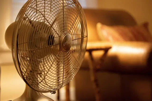 Innsbruck sollte sich auf eine Hitzewelle einstellen. Ein Ventilator kann Abbhilfe schaffen. | Foto: unsplash/Delaney Van (Symbolbild)