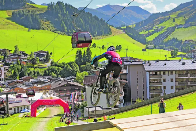 Mitten hinein die grüne Energiezukunft. Bei einer Informationsveranstaltung im Hotel Alpin Palace stellte das gemeinsame Tochterunternehmen Bioenergie Glemmtal von KELAG Energie und Wärme und Raiffeisenverband Salzburg über 80 Glemmtaler-Tourismusbetrieben den aktuellen Stand der Planung vor.  | Foto: TVB Saalbach Hinterglemm