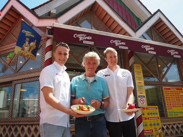 Führen gemeinsam das Temmel-Stammhaus in Puntigam: Tobias (li.) und Philipp Temmel (re.) mit ihrem prominenten Großcousin Charly. | Foto: Christoph Lamprecht