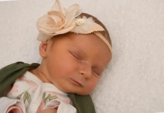 Name: Stella
Geburtsdatum: 07.06.2025
Gewicht: 3150 g
Größe: 50 cm
Eltern: Sabrina und Pascal Pfingstl aus Leoben | Foto: Babysmile