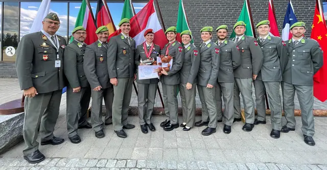 Rebecca Köck (6.v.l.) konnte bei den World Military Championships in Elverum / Norwegen in 2025 im 60 Liegend-Bewerb mit dem Kleinkalibergewehr als beste Österreicherin Silber gewinnen.  | Foto: Gerhard Köstner