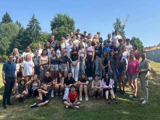 Die teilnehmenden Schülerinnen und Schüler mit Ronald Rabitsch und Franz Petritz bei dem Workshop-Abschlussevent im Youth Point Don Bosco. | Foto: Büro Petritz