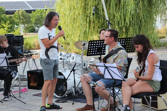 Musikschuldirektor Manfred Uggowitzer sorgt bei Auftritten seiner Schüler im Hintergrund für die Technik. Weil ein Mitglied der Band ausfiel, sprang er als Sänger ein und erntete tosenden Applaus.  | Foto: Edith Ertl