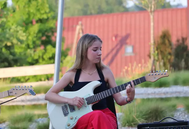 Gitarristin Anna Gosch bei ihrem Soloauftritt | Foto: Edith Ertl
