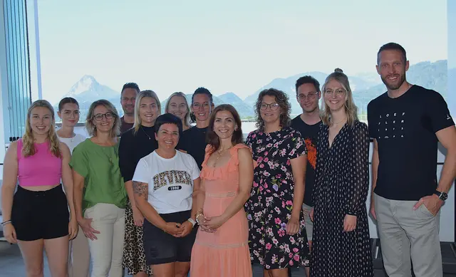 Dominik Landertinger (re.) arbeitete bei der Firma RECON in Ebbs drei Mitarbeitergruppen innerhalb drei Tage ab. | Foto: © Friedl Schwaighofer