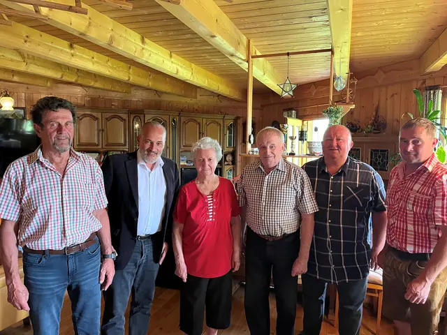 85. Geburtstag in St. Anton an der Jeßnitz: Jubilar Alois Pfaffenlehner (3.v.r.) mit seinen Gratulanten | Foto: Gemeinde St. Anton an der Jeßnitz