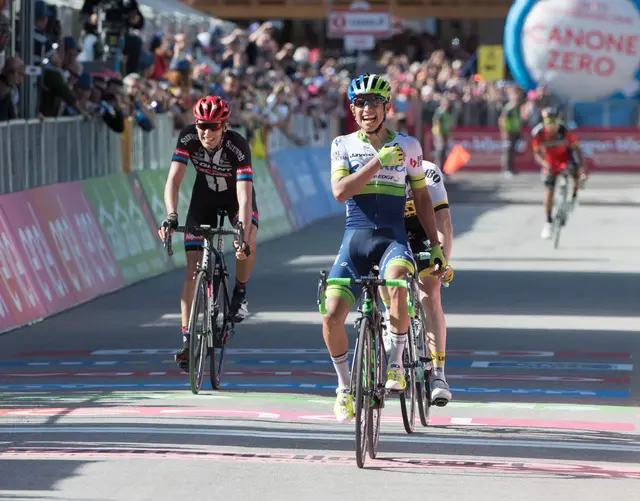Esteban Chavez jubelt 2016 über seinen Giro-Etappensieg. | Foto: EXPA/ Reinhard Eisenbauer