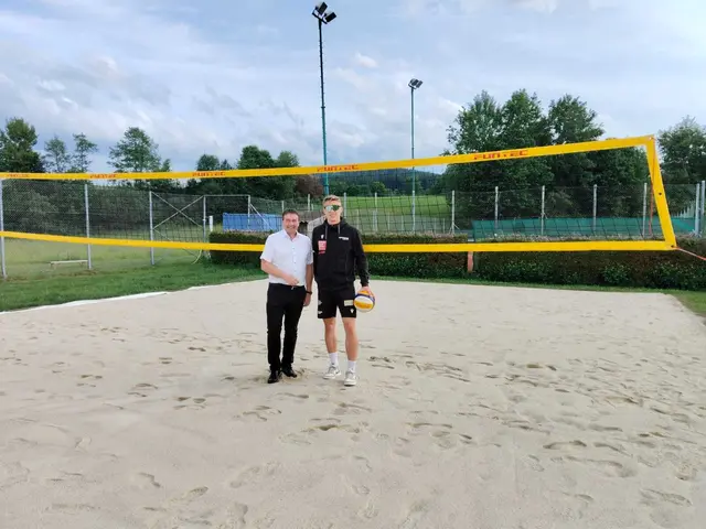 Tobias Pfoser und Wilfried Kellermann am neuen Beachvolleyball-Platz. Der Sand wurde getauscht.  | Foto: Gemeinde Ulrichsberg