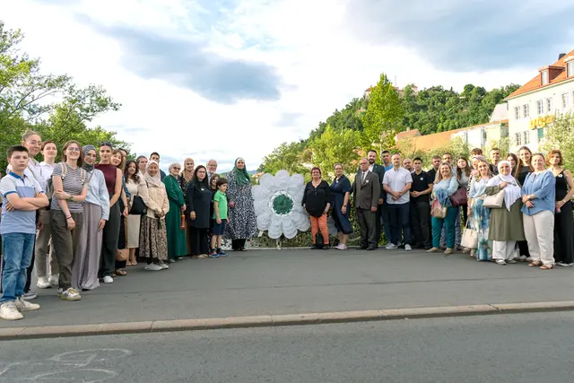 Vergangenen Freitag wurden elf weiße Blumen zum Gedenken an den Völkermord von Srebrenica vom 11. Juli 1995 auf der Grazer Hauptbrücke angebracht. | Foto: ge_denken