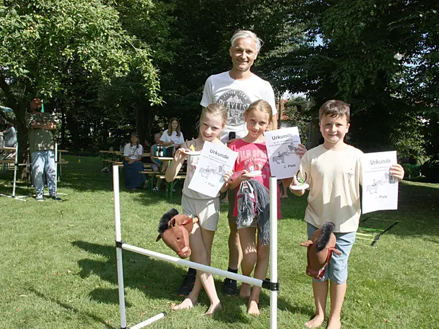 Organisator und Kinderfreund Hannes Fischbauer bei der Siegerehrung einer Altersklasse. | Foto: Andreas Auer/Kinderfreunde Natternbach