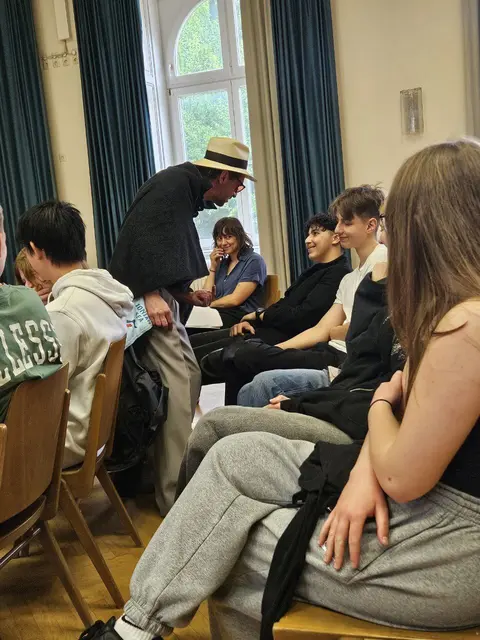 Dem Schüler Hamza A. wird von der Figur Cipolla übel mitgespielt. | Foto: Mary Ward Privatgymnasium St. Pölten