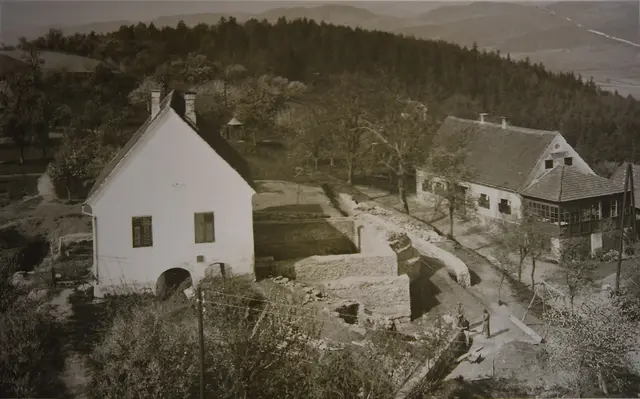 Das historische Gebäude im Frühjahr 1955, wenige Monate vor der Eröffnung des Museums am Frauenberg | Foto: Tempelmuseum Frauenberg
