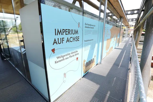 Ausstellungsansicht "Imperium auf Achse. Weitgereiste römische Keramik aus Flavia Solva" im Schaufenster in Flavia Solva | Foto: Universalmuseum Joanneum/J.J. Kucek