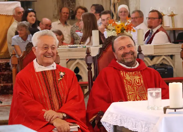 Franz Mantler wurde vor 60 Jahren zum Priester geweiht, Pfarrer Jerome zelebrierte den Festgottesdienst. | Foto: Wolfgang Hanousek