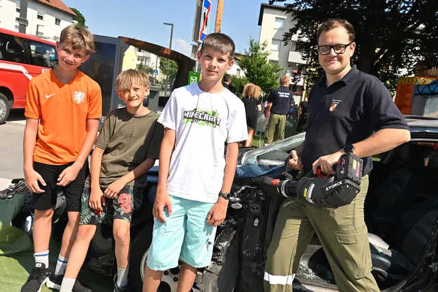 Die Bergeschere wurde den Schülern am Wrack erklärt – ein Einblick in die Rettungstechnik. | Foto: Josef Bodner