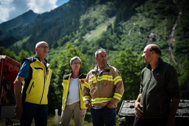 LH Anton Mattle und Bezirkshauptfrau Kathrin Eberle beim Lokalaugenschein in Gschnitz | Foto: Land Tirol/Fitsch