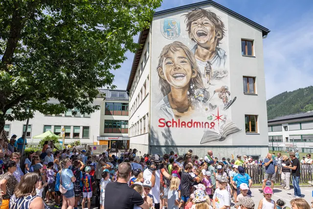 Eine riesige Wandmalerei ziert ab sofort die Fassade der Schladminger Volksschule. | Foto: Harald Steiner