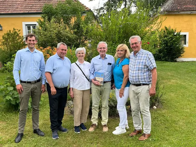 Sebastian Preineder, Bürgermeister Bernhard Karnthaler, Brigitte und Wilhelm Molterer, Eva-Maria Weiß, BR a.D. Martin Preineder im stimmungsvollen Ambiente des Lilienhofs. | Foto: Marktgemeinde Lanzenkirchen