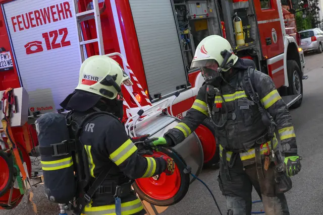 Kohlenmonoxid-Alarm im Wels-Pernau: Die Feuerwehr musste einschreiten, nachdem ein CO-Melder angeschlagen hatte. | Foto: laumat.at