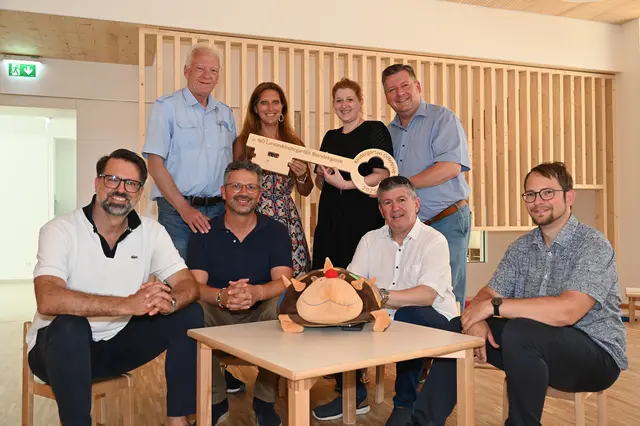 Herwig Troyer (Stadtimmobilien Baden), Vizebürgermeister Jowi Trenner, Gerold Vorberg (Stadtimmobilien Baden), Kindergartenleiterin Monika Wallisch, GR Patrizia Wolkerstorfer, Vizebürgermeister Markus Riedmayer, Bildungsreferatsleiter Otto Wolkerstorfer und Architekt Robert Mayr. | Foto: 2025psb/sap
