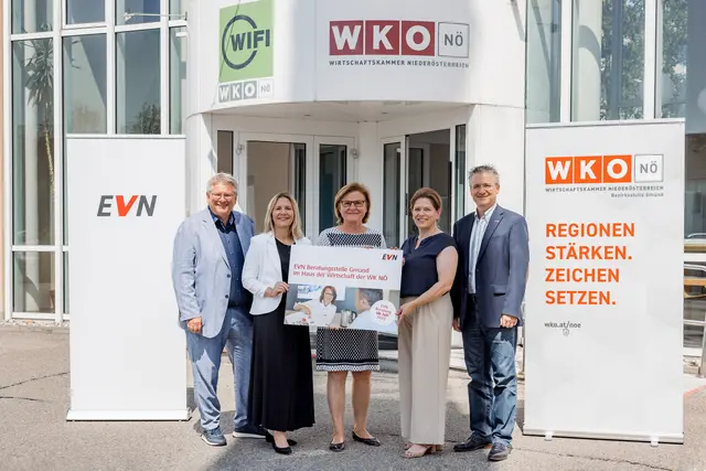 Rudolf Gruber (Leiter EVN Gemeindevertrieb), Marion Medlitsch (Geschäftsführerin EVN Energieservices), Bürgermeisterin Helga Rosenmayer, WKNÖ-Bezirksstellenobfrau Doris Schreiber  | Foto: Andreas Krenn