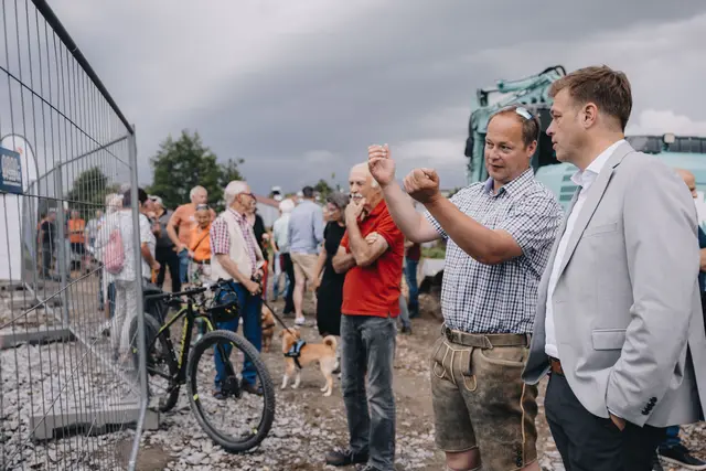Landesrat Stefan Kaineder besuchte die aktuell in Umsetzung befindliche Renaturierung zweier Bäche in Raab. | Foto: Land OÖ/Tina Gerstmair