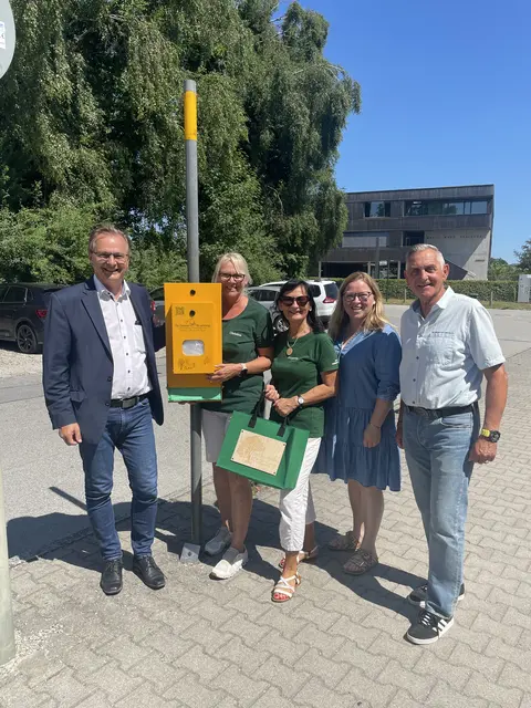 vlnr. Stephan Dorn Bürgermeister Neuhaus am Inn, Christina Gattermaier-Humer Obfrau der Clean4tler OÖ, Margareta Untner Beirat der Clean4tler OÖ, Bianca Scharnböck Umweltstadträtin der Stadt Schärding, Günter Streicher Bürgermeister der Stadt Schärding.