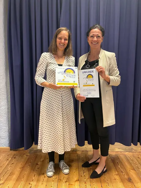 Musikpädagogin Daniela Rzepa und Direktorin Ulrike Zirbs präsentieren „Singende, klingende Schule“ Urkunde und Plakette | Foto: Mary Ward Privatgymnasium St. Pölten
