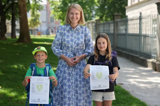 Bildungslandesrätin Christine Haberlander mit zwei Schüler:innen. | Foto: Land OÖ/Kauder
