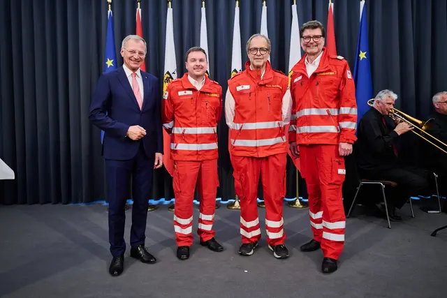 Thomas Stelzer (l.) gratuliert Jakob Mittendorfer im Beisein von Bezirksstellenleiter Günter Haslberger und RK-Präsident Gottfried Hirz. | Foto: Peter Mayr/Land OÖ