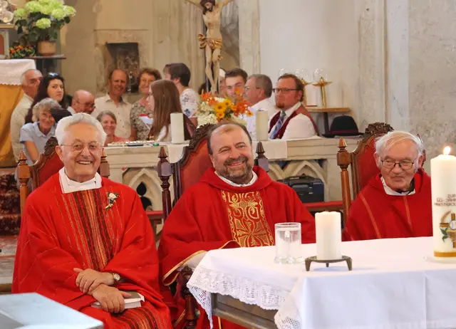 Die Jubilare Franz Mantler und Roland Moser mit Pfarrer Jerome.