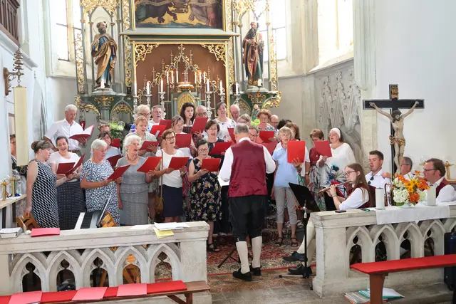 Der Pfarrverbands-Chor gestaltete die Festmesse musikalisch. | Foto: Wolfgang Hanousek