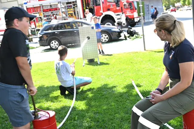 Zielgenau trafen die Schüler ins Loch | Foto: Josef Bodner