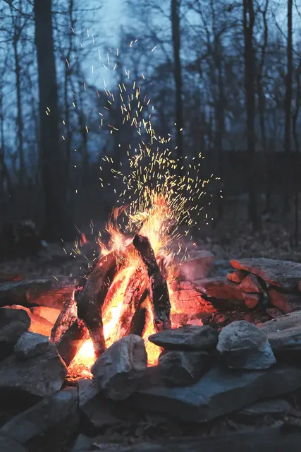 Lagerfeuerromantik (Symbolbild). | Foto: Wren Meinberg/Unsplash
