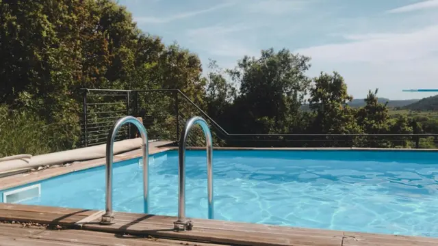 Dieser Pool (Symbolbild) ist gefüllt, am Gasselberg stürzte eine Person in einen leeren Swimmingpool. | Foto: Unsplash