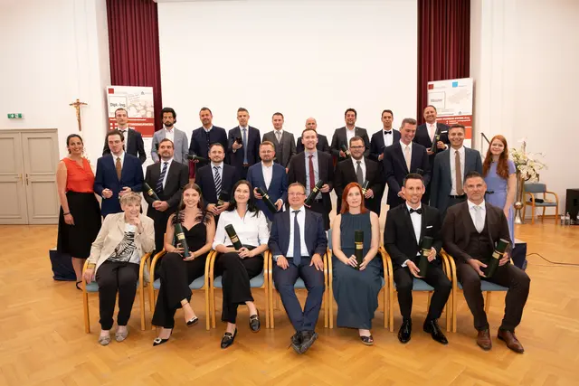 24 frisch gebackene Wirtschaftsingenieurinnen und Wirtschaftsingenieure und 21 Absolventinnen und Absolventen des Masterstudienganges Industrial Management aus dem Großraum Salzburg/Oberösterreich unterstützen ab sofort die heimische Wirtschaft.  | Foto: Hermann Burgstaller
