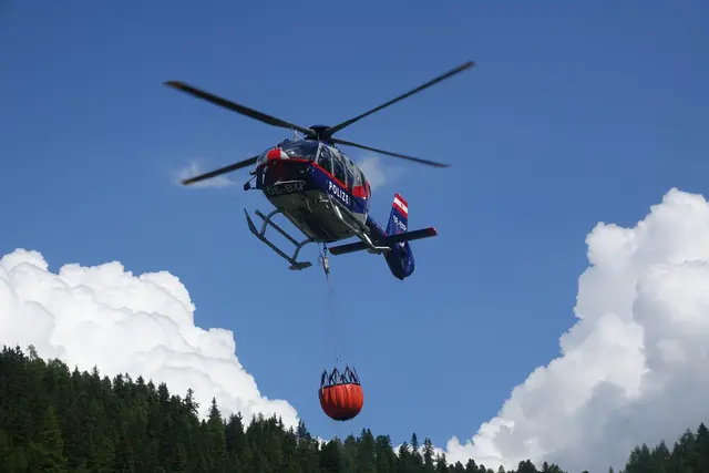 Die Freiwilligen Feuerwehren Hainzenberg, Ramsau und Schwaz sowie der Polizeihubschrauber „Libelle“ waren bei der Gerlossteinwand im Einsatz. | Foto: zoom.tirol