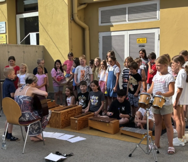 Offiziell wurde der Kreativtag mit einer musikalischen Einlage der Schüler begonnen. 