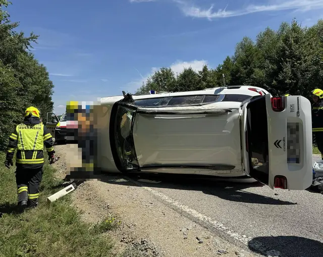 Das Fahrzeug wurde in eine Böschung geschleudert und kippte anschließend auf die Seite. | Foto: FF Lambrechten