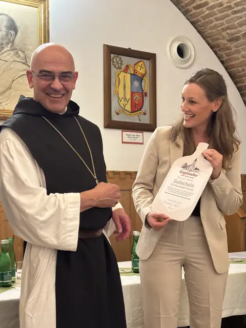 Abt Samuel mit Elisabeth Paminger | Foto: MeinBezirk/Osterkorn