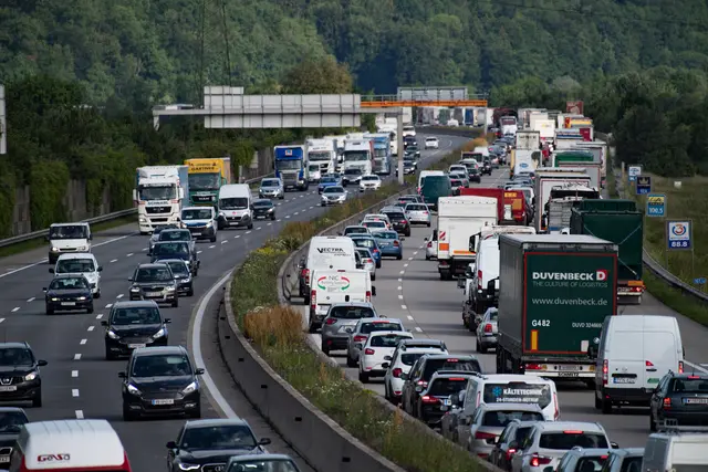 Mit dem Ferienbeginn in sechs weiteren österreichischen sowie fünf deutschen Bundesländern nimmt der Verkehr auf den wichtigen Autobahnen des Landes, vor allem rund um Salzburg und Innsbruck, spürbar zu. | Foto: FOTOKERSCHI.AT/Werner Kerschbaummayr