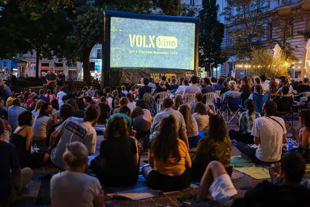 Auch am Wallensteinplatz flimmern Filme wieder über die aufgestellte Leinwand. (Archivfoto) | Foto: Verein VOLXkino/ Marc Greber