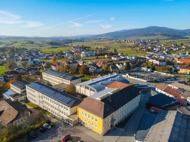 Der Schultrakt. Es steht eine große Sanierung an, die in den nächsten Jahren in Angriff genommen werden soll.  | Foto: Karl Neissl