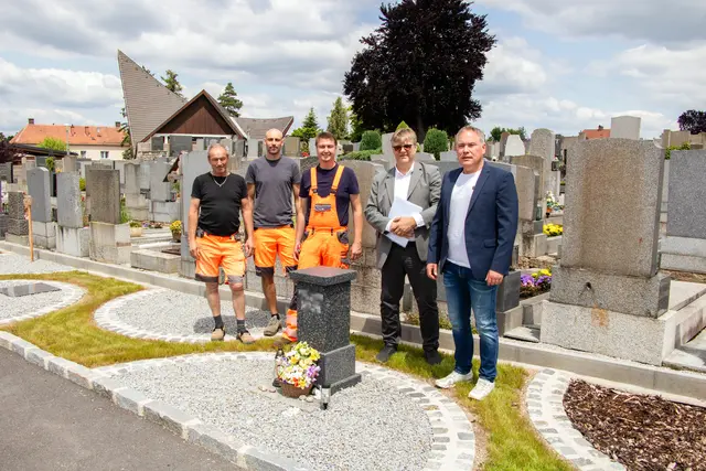 Die Mitarbeiter des Städtischen Wirtschaftshofes Herbert Schönsgibl, Florian Höfenstock und Manuel Hahn, Bestatter Christian Nöbauer und Stadtrat Thomas Miksch. | Foto: Stadtgemeinde Gmünd/Harald Winkler