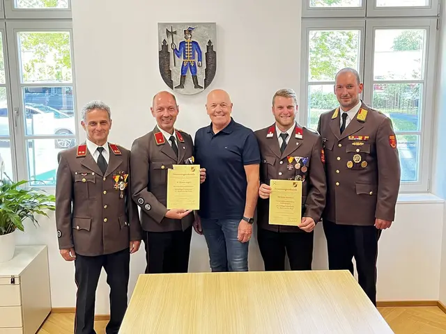 Neuer Feuerwehrkommandant: OBI Johann Guger, BI Thomas Guger, Bürgermeister Georg Rosner, BM Stefan Bernhard und Abschnittskommandant ABI Thomas Csernaczky | Foto: Stadtgemeinde Oberwart