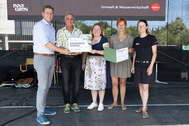 Umweltlandesrat Stefan Kaineder, Schärdings Bürgermeister Günter Streicher, Stadträtin Bianca Scharnböck, Ersatzgemeinderätin Doris Streicher und Projektleiterin Bodenbündnis Renate Schernhorst bei der Verleihung der Mitgliedstafel an die Stadt Schärding. | Foto: Land OÖ/Daniela Sternberger